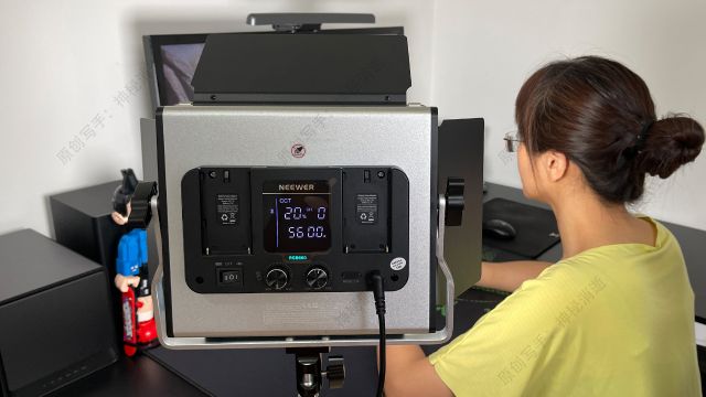 智能光源匹配，自然柔亮照人-NEEWER纽尔660RGB全彩LED补光灯使用体验分享