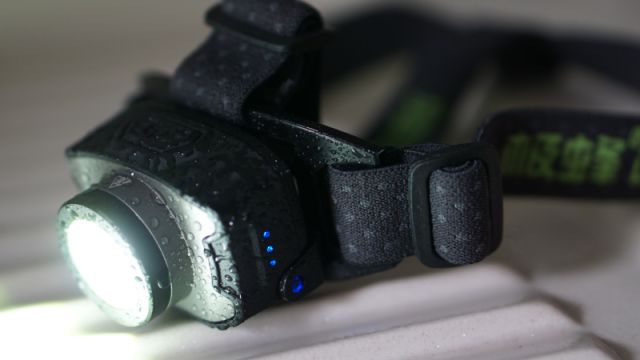 一盏灯也能成为遛娃神器？极蜂多功能强光头灯做到了
