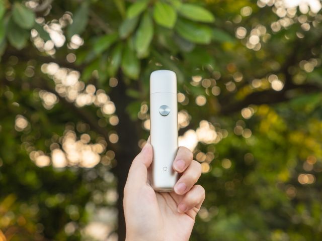 轻巧便携，一键持久留香，左点电子口腔喷雾