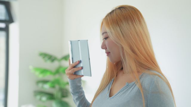 折叠屏这次玩的很透-HONOR荣耀V Purse