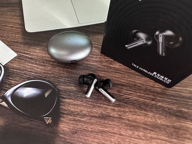 京奢RS10 PRO：音乐的黄金仰角，降噪的魔法之音
