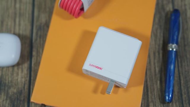 瞬间让你的移动设备回血，一加SUPERVOOC 100w快充充电器