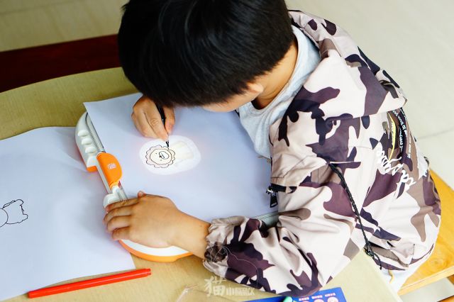 摆脱电子游戏，投影画板让孩子爱上绘画 