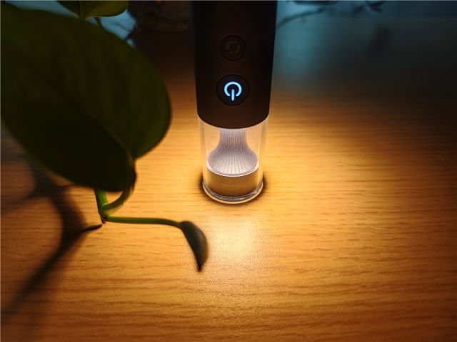 米家多功能便携手电筒，让光明随行，照亮每一个前行的瞬间。