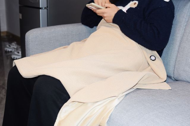 科技与舒适的完美融合 酷轻松石墨烯多功能发热披肩盖毯 