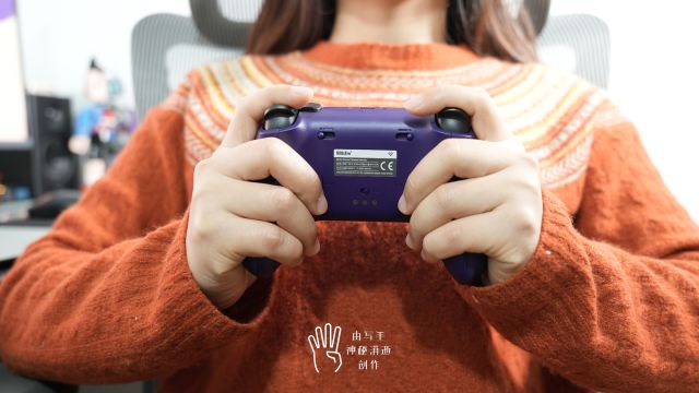 追光灯效人机交互，更适配小手玩家的八位堂猎户座2游戏手柄