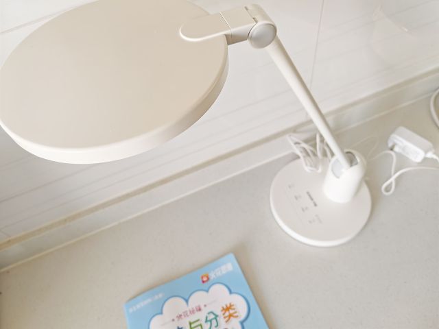 给孩子的眼睛装个 “防护盾”，这台灯是真靠谱，书客 SKY 护眼台灯​